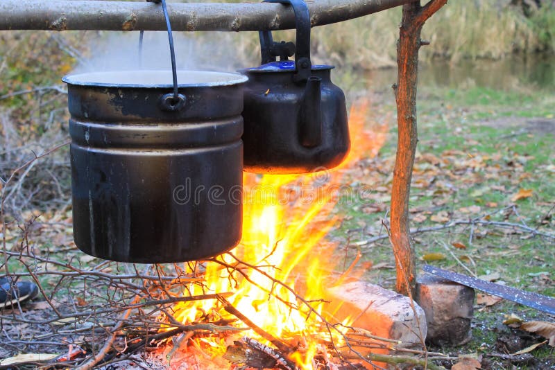 Μαγείρεμα σε μια πυρά προσκόπων στοκ εικόνα