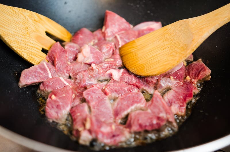 Μαγειρεύοντας βόειο κρέας σε ένα wok στοκ εικόνα με δικαίωμα ελεύθερης χρήσης