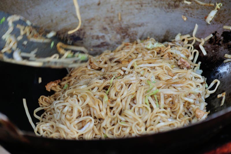Μαγειρεύοντας κινεζικά chow mein νουντλς στοκ εικόνες