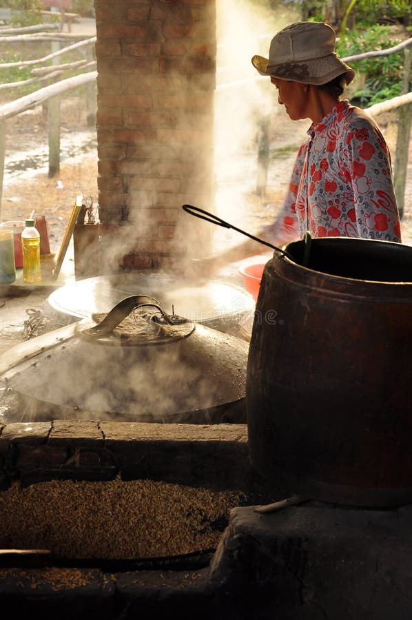 Μαγειρεύοντας κόλλα ρυζιού γυναικών για να κάνει τα νουντλς ρυζιού, Βιετνάμ