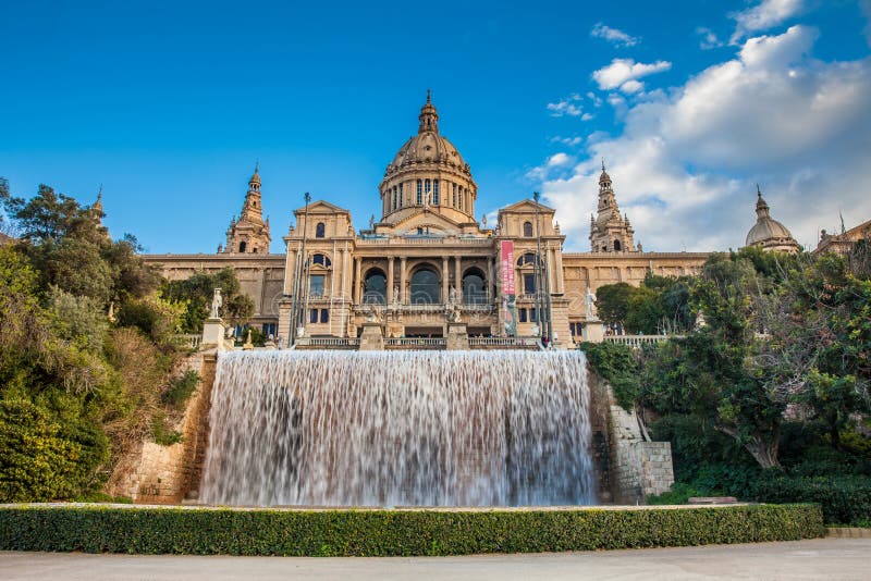 Μαγική πηγή Montjuic και του Museu Nacional de art de Catalunya στοκ εικόνα με δικαίωμα ελεύθερης χρήσης Μαγική πηγή Montjuic και του Museu Nacional de art de Catalunya στοκ εικόνα με δικαίωμα ελεύθερης χρήσης