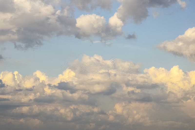 μαγικός ουρανός με σύννεφα σωρείας την αυγή ανατολή του ήλιου και ατμόσφαιρα του ηλιοβασιλέματος. όμορφο φόντο τοπίου. στοκ εικόνα