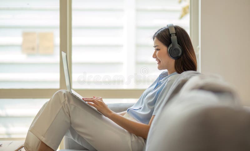μαθήτρια online μαθήτρια μάθημα ηλεκτρονική μελέτη βιντεοκλήση βοήθεια. διαδικτυακή μαθήτρια μαθήτρια μαθήτρια μαθήτρια μάθημα ηλεκτρονική μελέτη βιντεοκλήση κλήση βοήθεια χαρούμενη ασιάτισσα μαθήτρια αγγλική γλώσσα online με φορητό υπολογιστή
