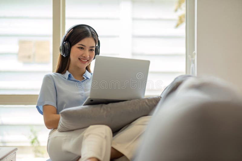 μαθήτρια online μαθήτρια μάθημα ηλεκτρονική μελέτη βιντεοκλήση βοήθεια στοκ φωτογραφία
