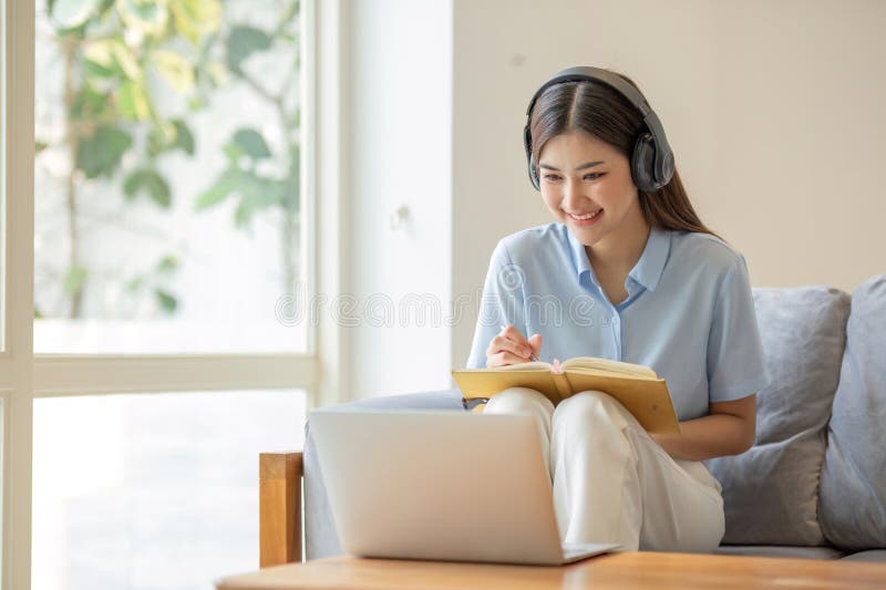 μαθήτρια online μαθήτρια μάθημα ηλεκτρονική μελέτη βιντεοκλήση βοήθεια στοκ εικόνα
