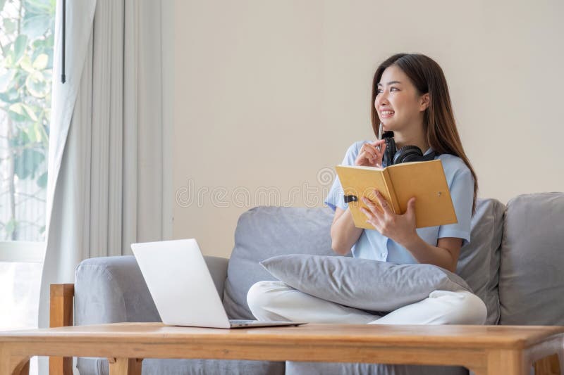 μαθήτρια online μαθήτρια μάθημα ηλεκτρονική μελέτη βιντεοκλήση βοήθεια στοκ φωτογραφία