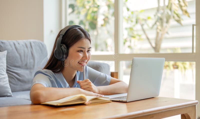 μαθήτρια online μαθήτρια μάθημα ηλεκτρονική μελέτη βιντεοκλήση βοήθεια στοκ φωτογραφία με δικαίωμα ελεύθερης χρήσης