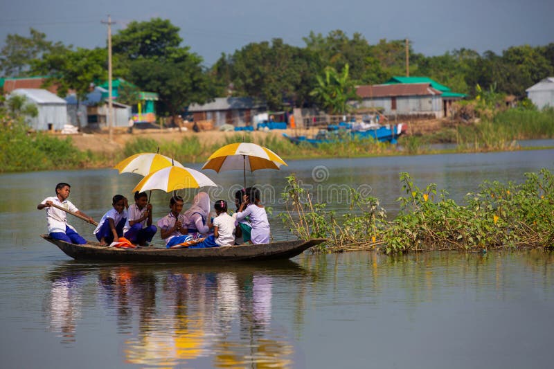 μαθητές που επιστρέφουν από το σχολείο με βάρκα. μαθητές που κωπηλατούν σκάφη και