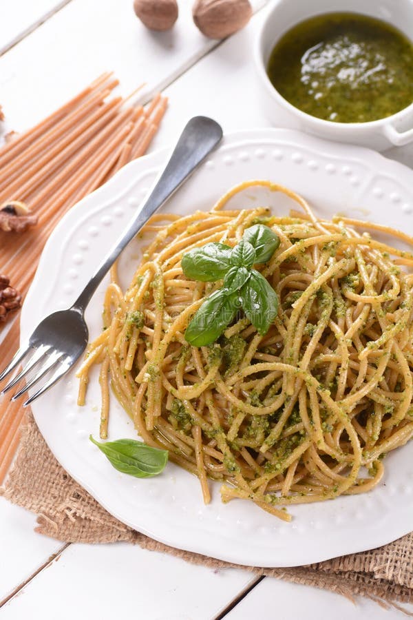 Μακαρόνια με το pesto ξύλων καρυδιάς στοκ φωτογραφίες με δικαίωμα ελεύθερης χρήσης Μακαρόνια με το pesto ξύλων καρυδιάς στοκ φωτογραφίες με δικαίωμα ελεύθερης χρήσης