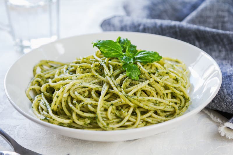 Μακαρόνια στη σάλτσα pesto στοκ φωτογραφίες με δικαίωμα ελεύθερης χρήσης Μακαρόνια στη σάλτσα pesto στοκ φωτογραφίες με δικαίωμα ελεύθερης χρήσης