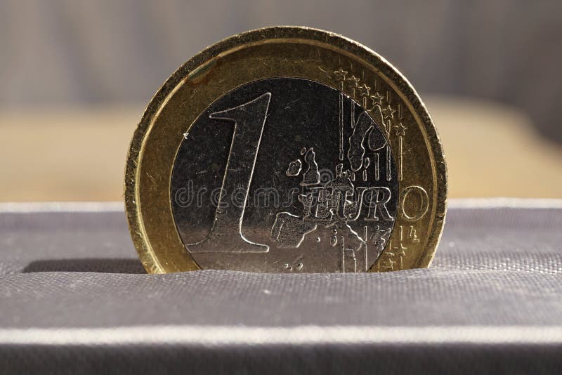 Μακρο λεπτομέρεια ενός ασημένιου και χρυσού ευρο- νομίσματος που τοποθετείται στο γκρίζο πολυτελές πεδίο δώρων κοσμήματος στοκ εικόνες με δικαίωμα ελεύθερης χρήσης Μακρο λεπτομέρεια ενός ασημένιου και χρυσού ευρο- νομίσματος που τοποθετείται στο γκρίζο πολυτελές πεδίο δώρων κοσμήματος στοκ εικόνες με δικαίωμα ελεύθερης χρήσης