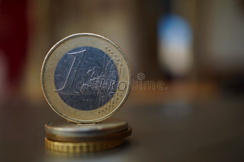 Μακρο λεπτομέρεια ενός ευρο- νομίσματος μετάλλων στη στήλη που δημιουργείται των νομισμάτων στοκ εικόνα