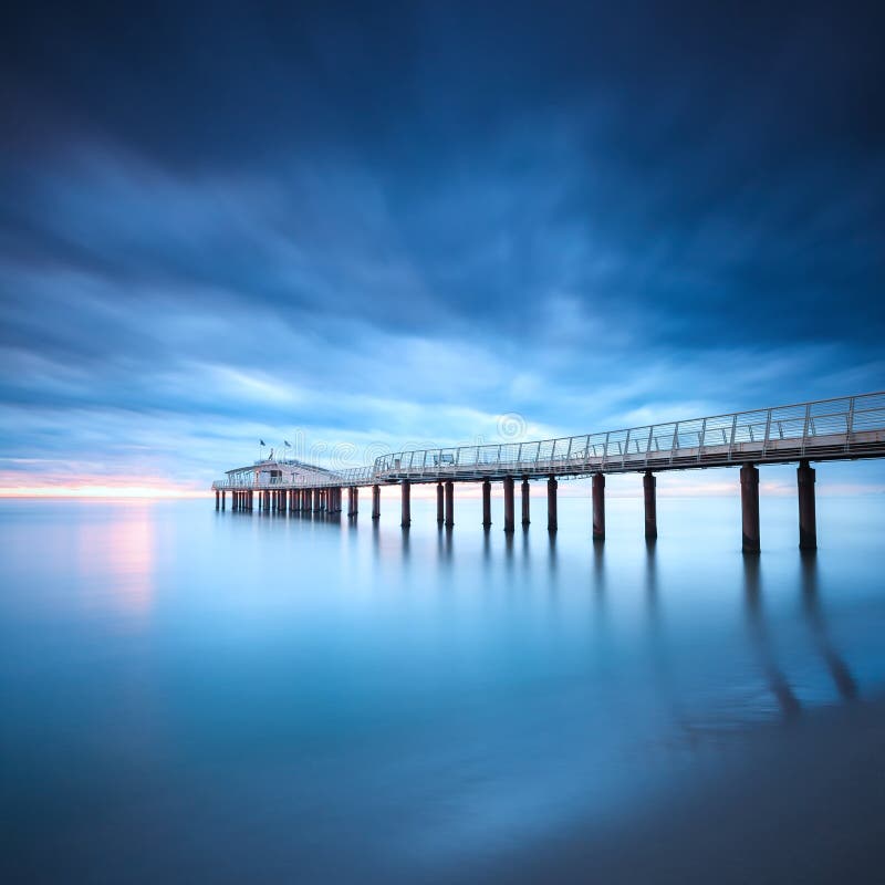 Μακροχρόνια έκθεση Lido Camaiore Versilia Τοσκάνη Ita νερού αποβαθρών μαλακή στοκ εικόνα με δικαίωμα ελεύθερης χρήσης