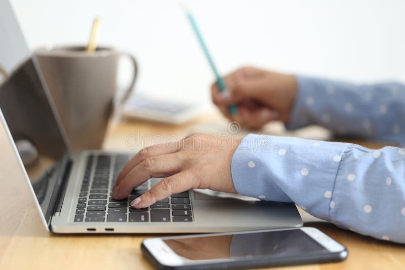 Μαλακή εστίαση της νέας γυναίκας του freelancer που εργάζεται χρησιμοποιώντας το φορητό προσωπικό υπολογιστή στη καφετερία, την τ στοκ φωτογραφίες Μαλακή εστίαση της νέας γυναίκας του freelancer που εργάζεται χρησιμοποιώντας το φορητό προσωπικό υπολογιστή στη καφετερία, την τ στοκ φωτογραφίες