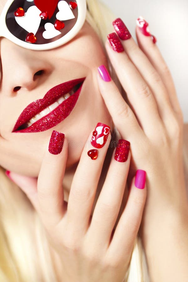 Μανικιούρ και makeup με τις καρδιές στοκ φωτογραφίες με δικαίωμα ελεύθερης χρήσης