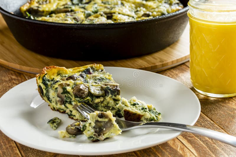 Μανιτάρι και αυγό Frittata σπανακιού στοκ φωτογραφία με δικαίωμα ελεύθερης χρήσης Μανιτάρι και αυγό Frittata σπανακιού στοκ φωτογραφία με δικαίωμα ελεύθερης χρήσης
