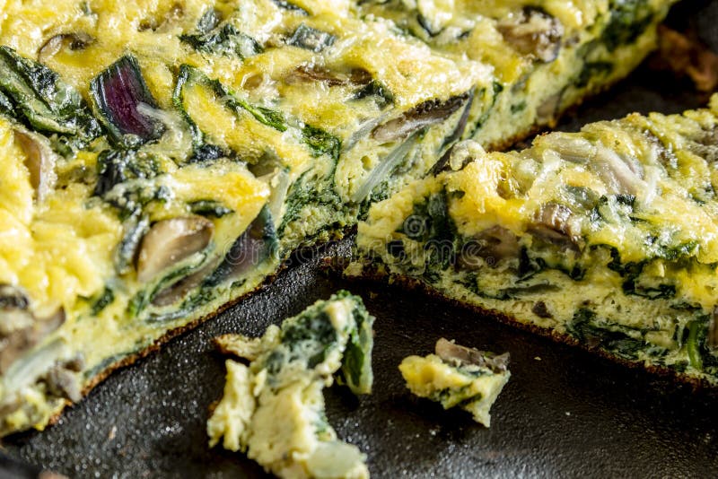 Μανιτάρι και αυγό Frittata σπανακιού στοκ εικόνες με δικαίωμα ελεύθερης χρήσης Μανιτάρι και αυγό Frittata σπανακιού στοκ εικόνες με δικαίωμα ελεύθερης χρήσης