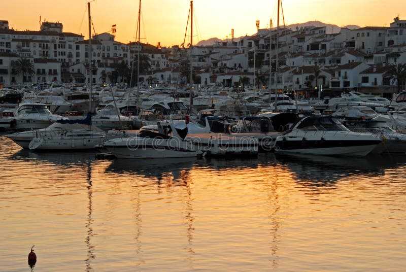 Μαρίνα Banus Puerto στο ηλιοβασίλεμα στοκ φωτογραφία με δικαίωμα ελεύθερης χρήσης Μαρίνα Banus Puerto στο ηλιοβασίλεμα στοκ φωτογραφία με δικαίωμα ελεύθερης χρήσης