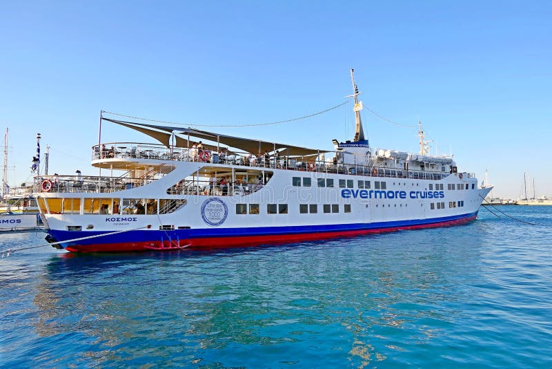 μαρίνα δέλτα καλλιθία ελλάδα ιούλιος 16 2024 : το κρουαζιερόπλοιο κόσμος περιμένει τουρίστες στην προβλήτα στοκ εικόνα με δικαίωμα ελεύθερης χρήσης
