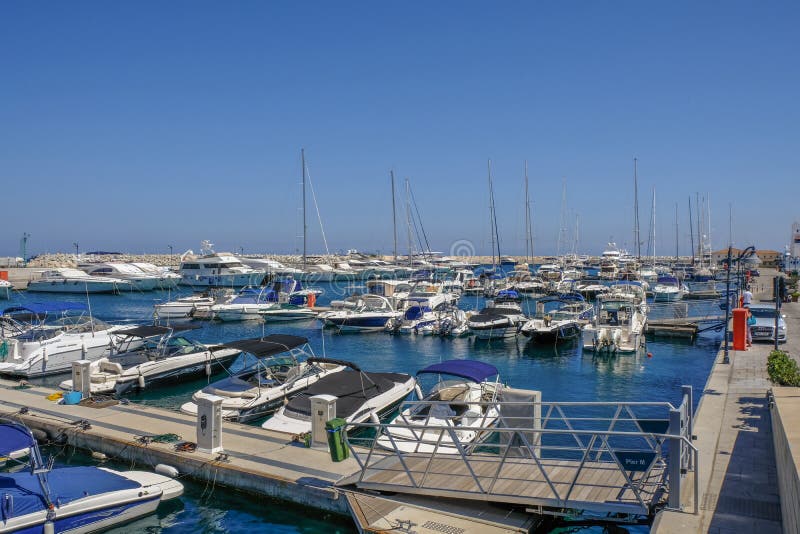 Μαρίνα, Λεμεσός, Κύπρος - 29 Ιουνίου 2018: Η άποψη της μαρίνας με τα γιοτ, τις βάρκες μηχανών και τα ταχύπλοα σκάφη έδεσε στο σχη στοκ εικόνες Μαρίνα, Λεμεσός, Κύπρος - 29 Ιουνίου 2018: Η άποψη της μαρίνας με τα γιοτ, τις βάρκες μηχανών και τα ταχύπλοα σκάφη έδεσε στο σχη στοκ εικόνες