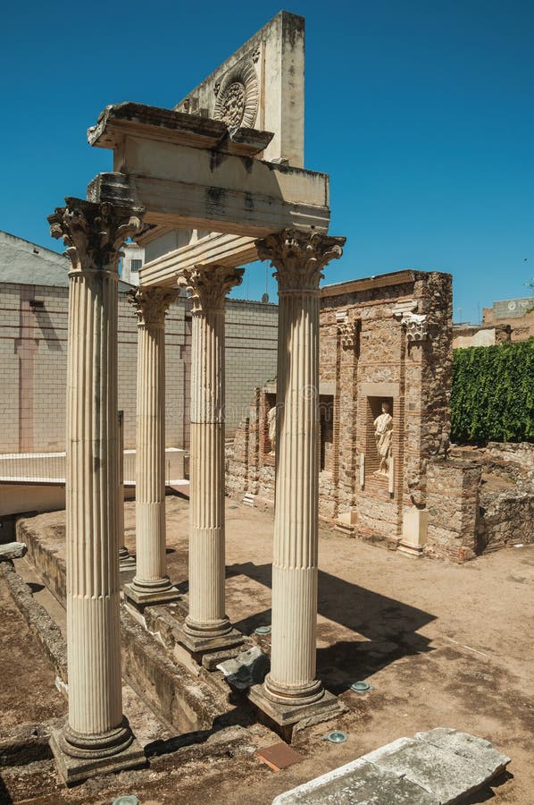 Μαρμάρινα στήλες και αγάλματα του ρωμαϊκού κτηρίου φόρουμ στο Μέριντα στοκ εικόνες Μαρμάρινα στήλες και αγάλματα του ρωμαϊκού κτηρίου φόρουμ στο Μέριντα στοκ εικόνες