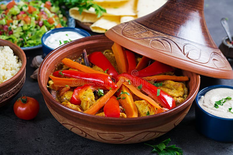 Μαροκινά τρόφιμα Παραδοσιακά πιάτα tajine, κουσκούς και φρέσκια σαλάτα