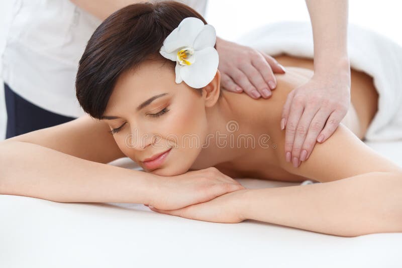 μασάζ Κινηματογράφηση σε πρώτο πλάνο μιας Beautiful Woman Getting Spa επεξεργασίας στοκ εικόνες με δικαίωμα ελεύθερης χρήσης μασάζ Κινηματογράφηση σε πρώτο πλάνο μιας Beautiful Woman Getting Spa επεξεργασίας στοκ εικόνες με δικαίωμα ελεύθερης χρήσης