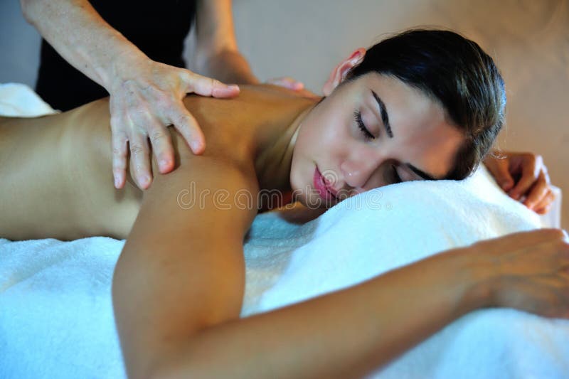 Νεαρή γυναίκα που λαμβάνει μασάζ στοκ εικόνες