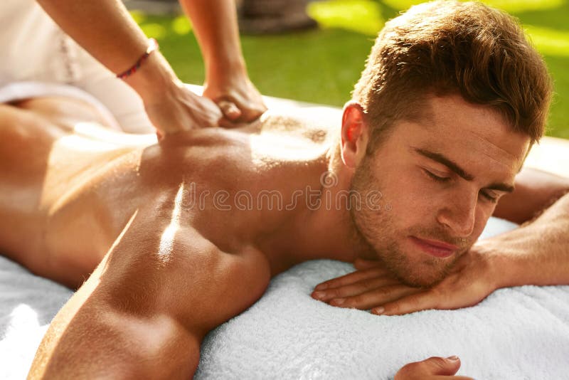 Μασάζ σώματος SPA Άτομο που απολαμβάνει χαλαρώνοντας το πίσω μασάζ υπαίθρια στοκ εικόνες Μασάζ σώματος SPA Άτομο που απολαμβάνει χαλαρώνοντας το πίσω μασάζ υπαίθρια στοκ εικόνες