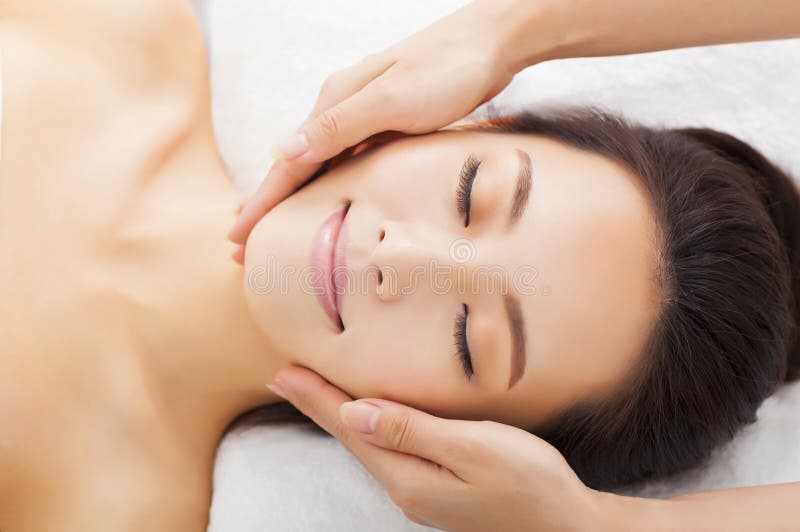 Μασάζ του προσώπου για τη γυναίκα στη SPA στοκ φωτογραφία με δικαίωμα ελεύθερης χρήσης Μασάζ του προσώπου για τη γυναίκα στη SPA στοκ φωτογραφία με δικαίωμα ελεύθερης χρήσης