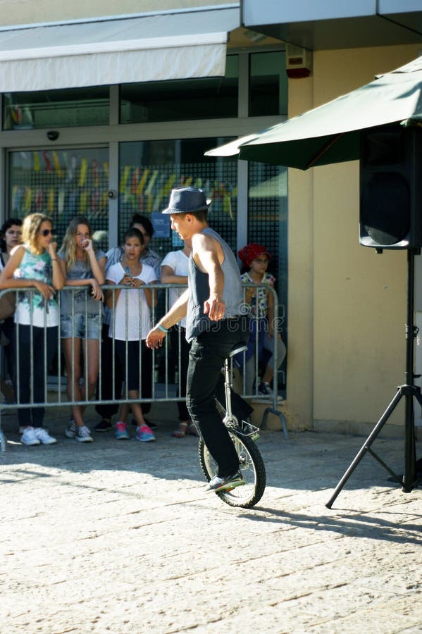 Μαυροβούνιο, Herceg Novi - 04/06/2016: Το άτομο οδηγά ένα unicycle στοκ φωτογραφία με δικαίωμα ελεύθερης χρήσης Μαυροβούνιο, Herceg Novi - 04/06/2016: Το άτομο οδηγά ένα unicycle στοκ φωτογραφία με δικαίωμα ελεύθερης χρήσης