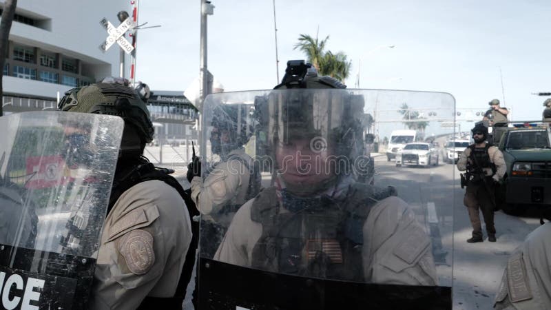 μαϊάμι, στο κέντρο των ηπα, 31 μαΐου 2020 : αστυνομία και διαδηλωτές στην περιοχή miamiarea οι διαδηλώσεις έχουν εξαπλωθεί σε πόλε