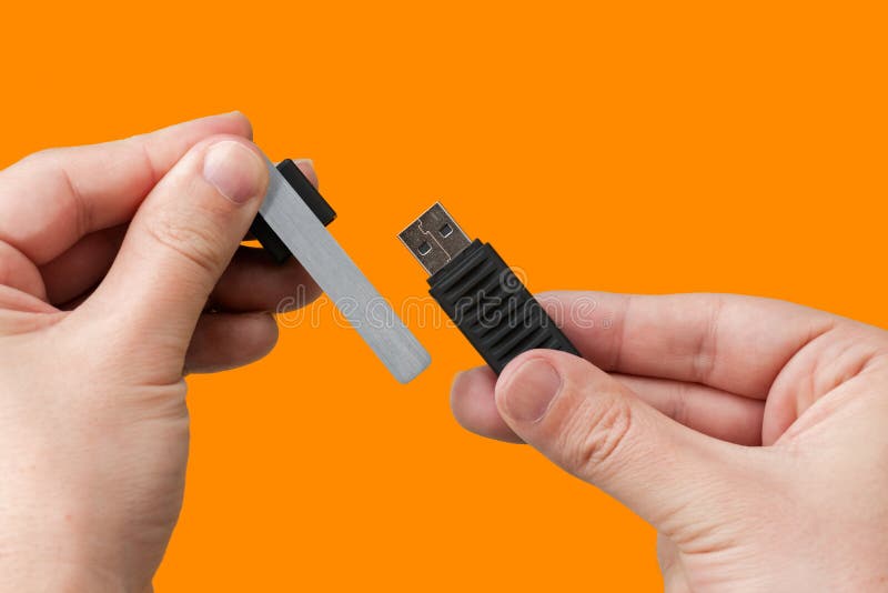 Μαύρη αστραπιαία σκέψη USB σε διαθεσιμότητα με το απομονωμένο πορτοκαλί υπόβαθρο στοκ φωτογραφίες με δικαίωμα ελεύθερης χρήσης Μαύρη αστραπιαία σκέψη USB σε διαθεσιμότητα με το απομονωμένο πορτοκαλί υπόβαθρο στοκ φωτογραφίες με δικαίωμα ελεύθερης χρήσης