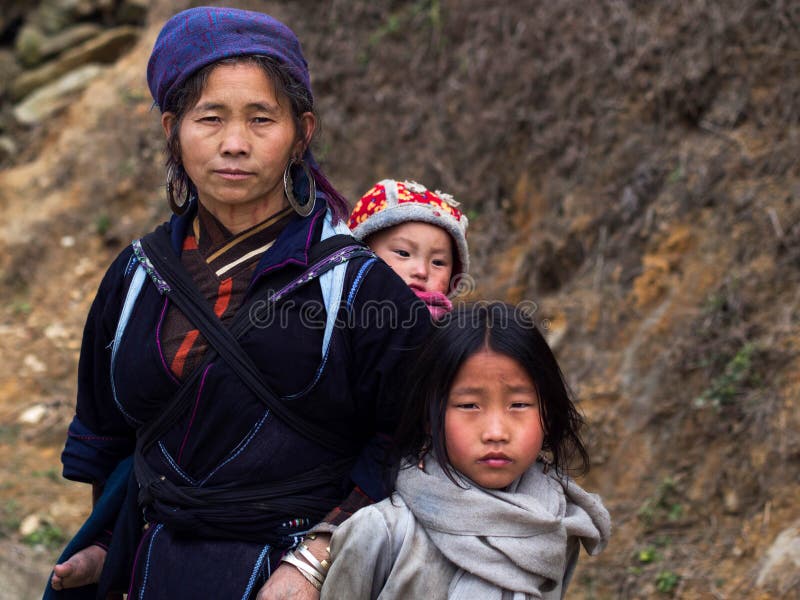 Μαύρη γυναίκα Hmong με τα παιδιά της, Sapa, Βιετνάμ στοκ εικόνες Μαύρη γυναίκα Hmong με τα παιδιά της, Sapa, Βιετνάμ στοκ εικόνες