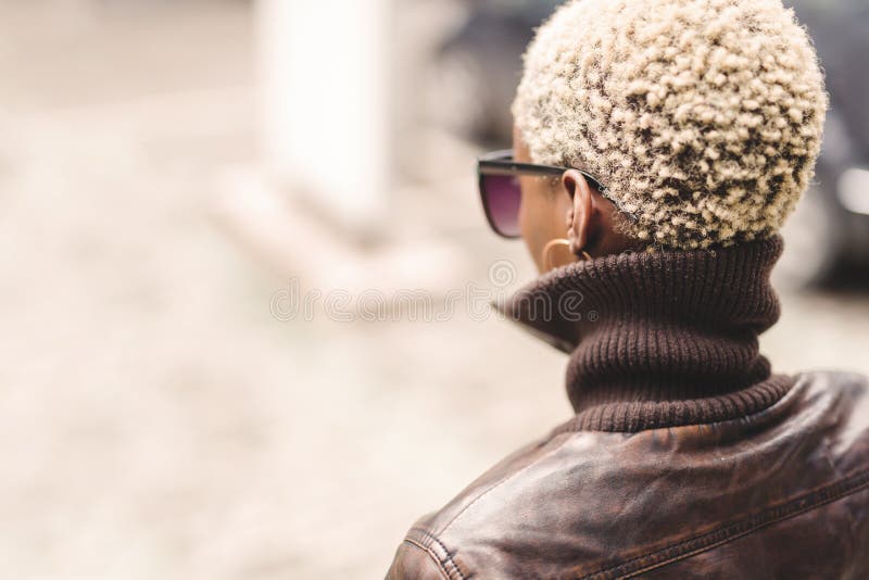 Μαύρη γυναίκα με την κοντή τρίχα afro στοκ εικόνα Μαύρη γυναίκα με την κοντή τρίχα afro στοκ εικόνα