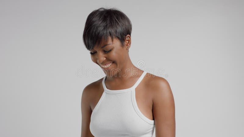 μαύρη γυναίκα του μικτού αγώνα στο στούντιο ποζάρει χαμογελώντας και γελώντας