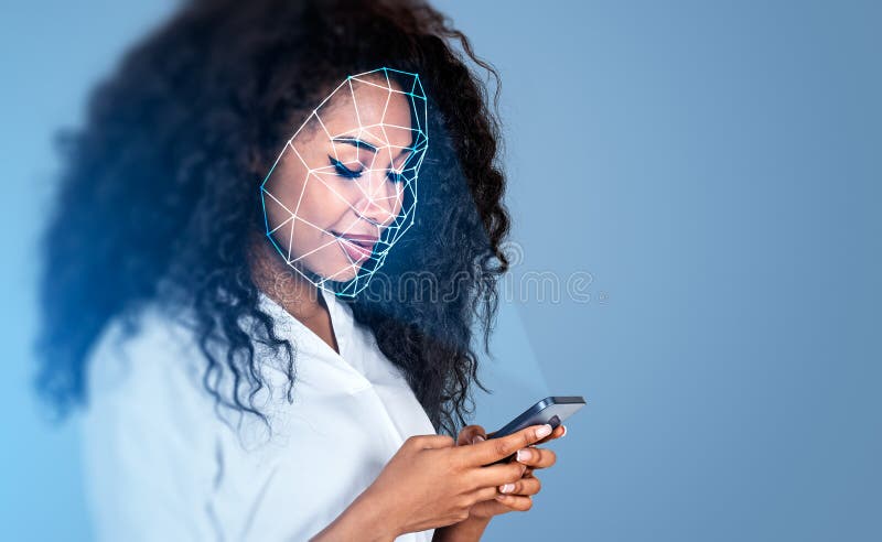 μαύρη επιχειρηματίας με smartphone με σαρωτή προσώπου χαμογελαστή στοκ φωτογραφία με δικαίωμα ελεύθερης χρήσης