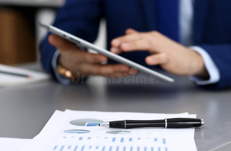 Μαύρη μάνδρα που βρίσκεται πέρα από τα έγγραφα επιχειρησιακού analytics Χέρια επιχειρηματιών που χρησιμοποιούν την ταμπλέτα στο υ στοκ εικόνα Μαύρη μάνδρα που βρίσκεται πέρα από τα έγγραφα επιχειρησιακού analytics Χέρια επιχειρηματιών που χρησιμοποιούν την ταμπλέτα στο υ στοκ εικόνα