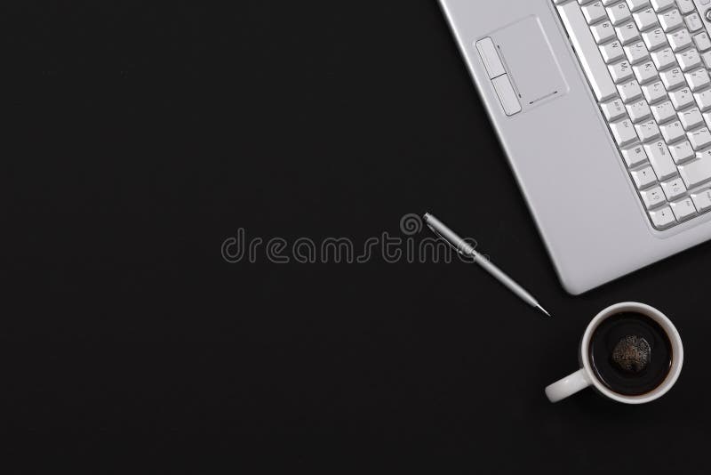 Μαύρη μινιμαλιστική τοπ άποψη lap-top καφέ μανδρών γραφείων Υπουργείων Εσωτερικών με το διάστημα αντιγράφων στοκ φωτογραφίες Μαύρη μινιμαλιστική τοπ άποψη lap-top καφέ μανδρών γραφείων Υπουργείων Εσωτερικών με το διάστημα αντιγράφων στοκ φωτογραφίες