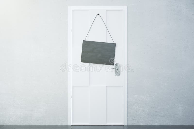 Μαύρη πινακίδα στην άσπρη πόρτα στο κενό δωμάτιο στοκ φωτογραφία με δικαίωμα ελεύθερης χρήσης Μαύρη πινακίδα στην άσπρη πόρτα στο κενό δωμάτιο στοκ φωτογραφία με δικαίωμα ελεύθερης χρήσης