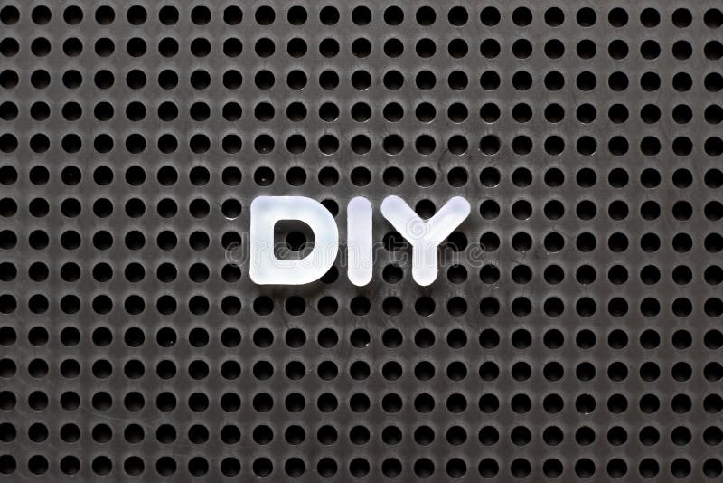 ΜαÏÏο pegboard με λευκό γÏάμμα σε συντομογÏαφία λÎξης DIY για να το κάνετε μό στοκ φωτογραφία ΜαÏÏο pegboard με λευκό γÏάμμα σε συντομογÏαφία λÎξης DIY για να το κάνετε μό στοκ φωτογραφία