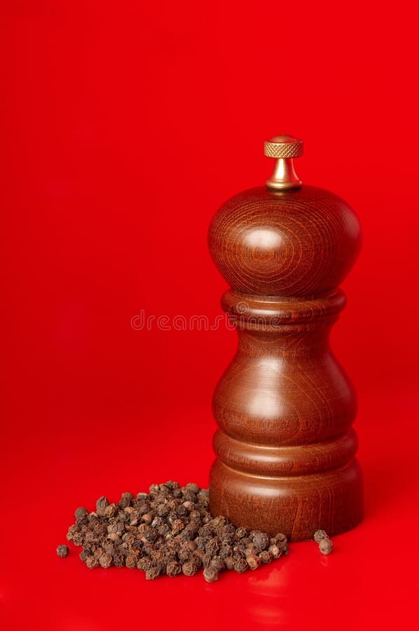 μαύρο peppercorn πιπεριών μύλων ξύλιν&omi στοκ εικόνα