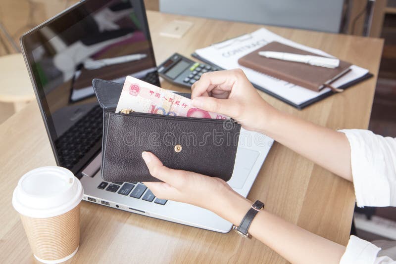 Μαύρο πορτοφόλι δέρματος με εκατό κινεζικό yuan τραπεζογραμμάτιο στις νεολαίες στοκ φωτογραφίες Μαύρο πορτοφόλι δέρματος με εκατό κινεζικό yuan τραπεζογραμμάτιο στις νεολαίες στοκ φωτογραφίες