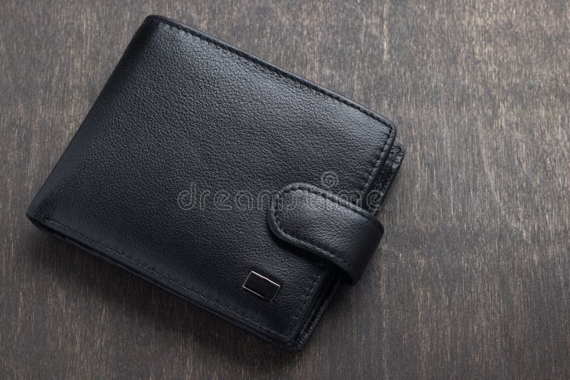 Μαύρο πορτοφόλι δέρματος σε ένα ξύλινο υπόβαθρο στοκ φωτογραφίες με δικαίωμα ελεύθερης χρήσης Μαύρο πορτοφόλι δέρματος σε ένα ξύλινο υπόβαθρο στοκ φωτογραφίες με δικαίωμα ελεύθερης χρήσης