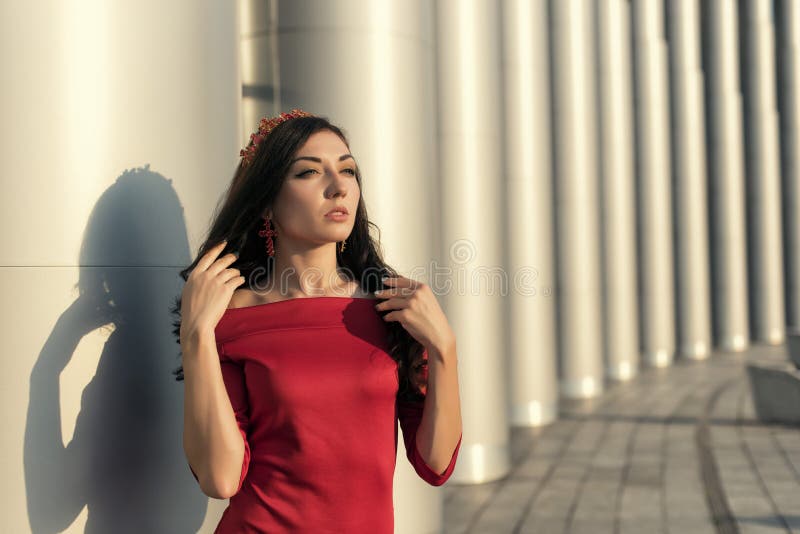 Με ένα αθλητικό brunette σε μια θερινή έξοδο στοκ φωτογραφία Με ένα αθλητικό brunette σε μια θερινή έξοδο στοκ φωτογραφία