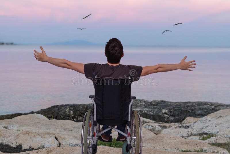 Με ειδικές ανάγκες άτομο στην αναπηρική καρέκλα κοντά στην παραλία στο ηλιοβασίλεμα στοκ εικόνα με δικαίωμα ελεύθερης χρήσης Με ειδικές ανάγκες άτομο στην αναπηρική καρέκλα κοντά στην παραλία στο ηλιοβασίλεμα στοκ εικόνα με δικαίωμα ελεύθερης χρήσης