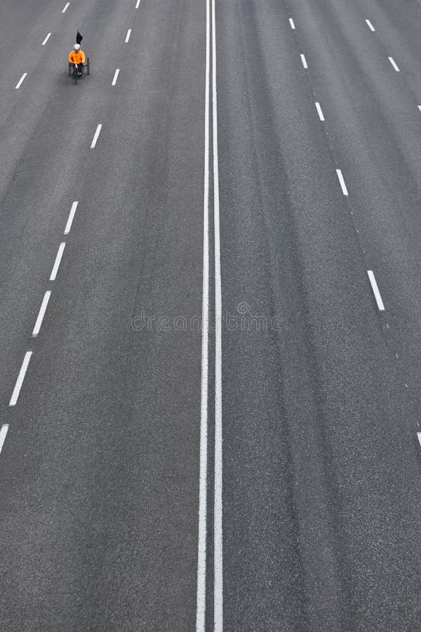 Με ειδικές ανάγκες αναβάτης ποδηλάτων στην οδό Αστική κινητικότητα o στοκ εικόνες Με ειδικές ανάγκες αναβάτης ποδηλάτων στην οδό Αστική κινητικότητα o στοκ εικόνες