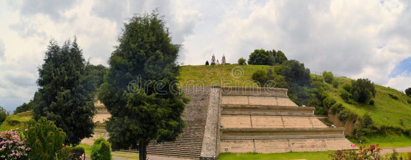 Μεγάλη πυραμίδα επάνω από Cholula με την εκκλησία στοκ εικόνα με δικαίωμα ελεύθερης χρήσης Μεγάλη πυραμίδα επάνω από Cholula με την εκκλησία στοκ εικόνα με δικαίωμα ελεύθερης χρήσης