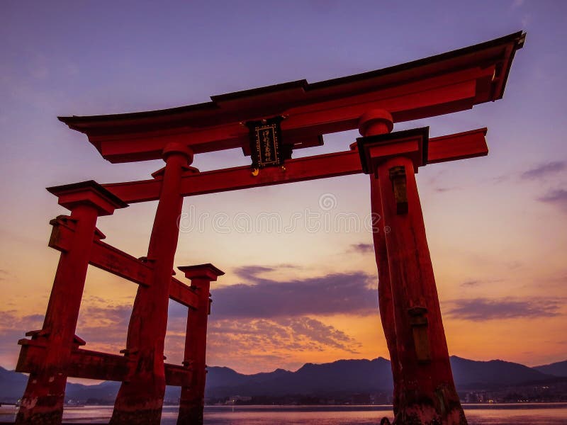 Μεγάλο Torii της λάρνακας Itsukushima στο ηλιοβασίλεμα στοκ εικόνες με δικαίωμα ελεύθερης χρήσης Μεγάλο Torii της λάρνακας Itsukushima στο ηλιοβασίλεμα στοκ εικόνες με δικαίωμα ελεύθερης χρήσης