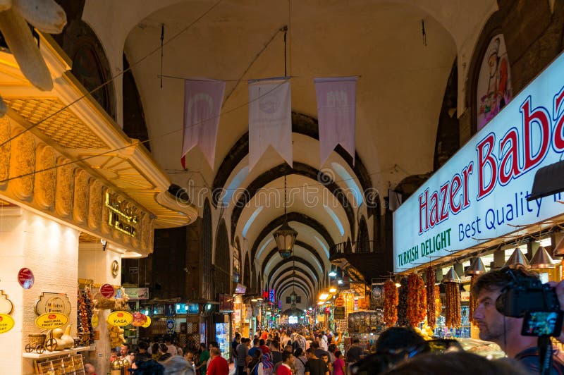 Μεγάλο εσωτερικό Bazaar με τους πωλητές και τους τουρίστες στοκ φωτογραφία Μεγάλο εσωτερικό Bazaar με τους πωλητές και τους τουρίστες στοκ φωτογραφία